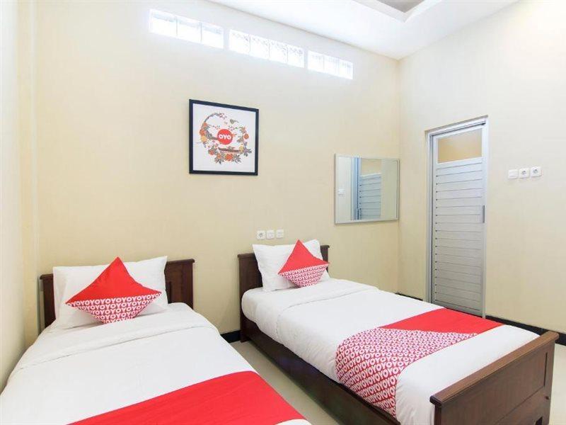 Super Oyo 890 Dewi Fortuna Guest House Maguwo Buitenkant foto