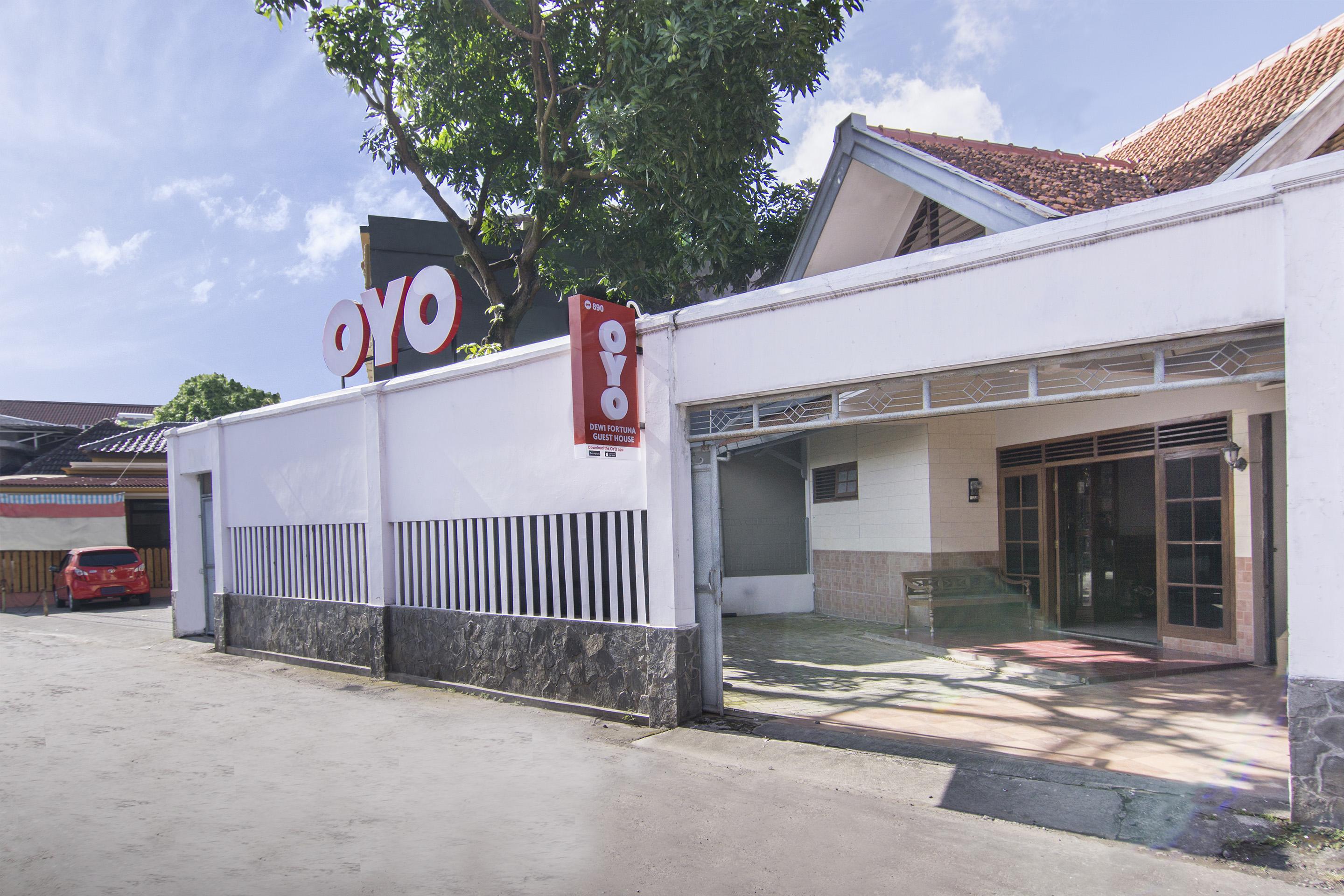 Super Oyo 890 Dewi Fortuna Guest House Maguwo Buitenkant foto